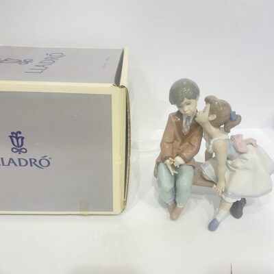 LLADRO “Ten And Growing” Kissing Boy on Bench Porcelain Figurine 07635 MIB - Image 6