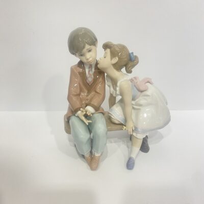 LLADRO “Ten And Growing” Kissing Boy on Bench Porcelain Figurine 07635 MIB