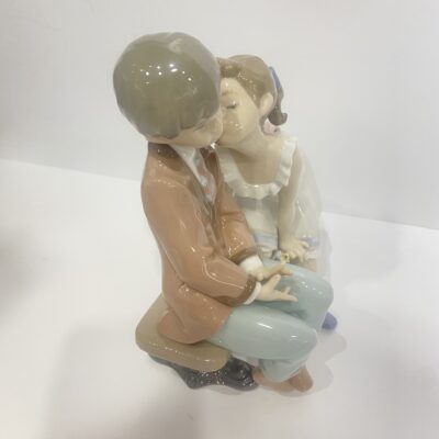 LLADRO “Ten And Growing” Kissing Boy on Bench Porcelain Figurine 07635 MIB - Image 2