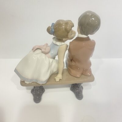 LLADRO “Ten And Growing” Kissing Boy on Bench Porcelain Figurine 07635 MIB - Image 4
