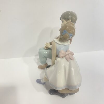 LLADRO “Ten And Growing” Kissing Boy on Bench Porcelain Figurine 07635 MIB - Image 3