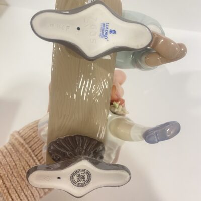 LLADRO “Ten And Growing” Kissing Boy on Bench Porcelain Figurine 07635 MIB - Image 5