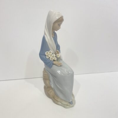 LLADRO Girl With Calla Lillies Porcelain Figurine 4650 - Image 3
