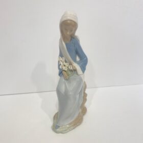 LLADRO Girl With Calla Lillies Porcelain Figurine 4650